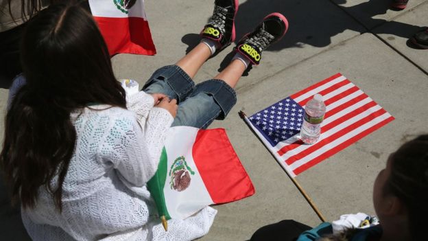 Banderas de EE.UU. y México.