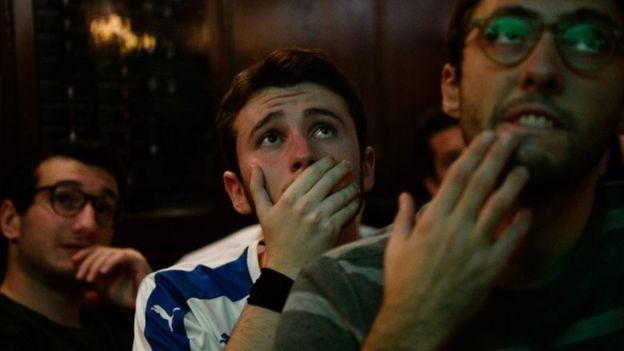 Aficionados italianos viendo el partido