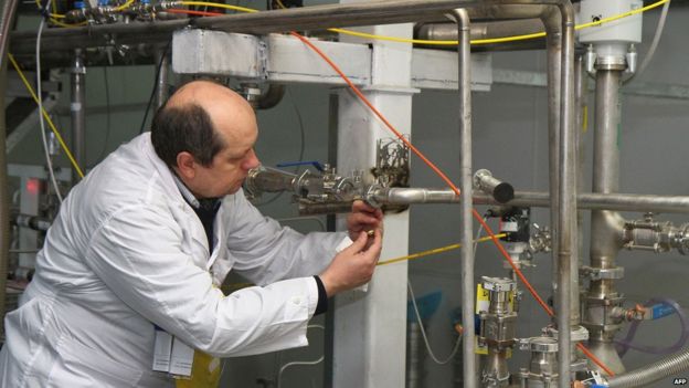 An International Atomic Energy Agency (IAEA) inspector disconnects centrifuge cascades at the Natanz uranium enrichment facility (20 January 2014)