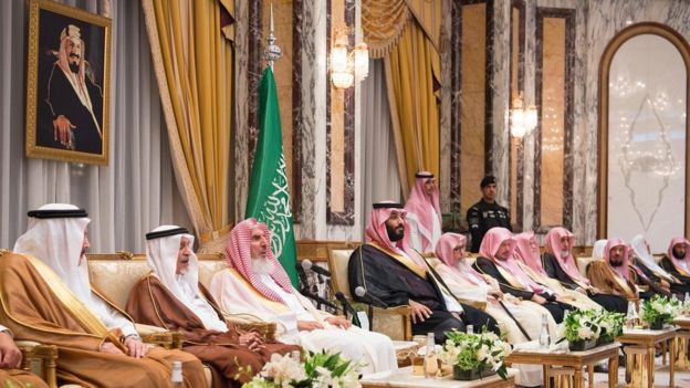 بن سلمان أثناء تلقيه بيعة بعض المواطنين