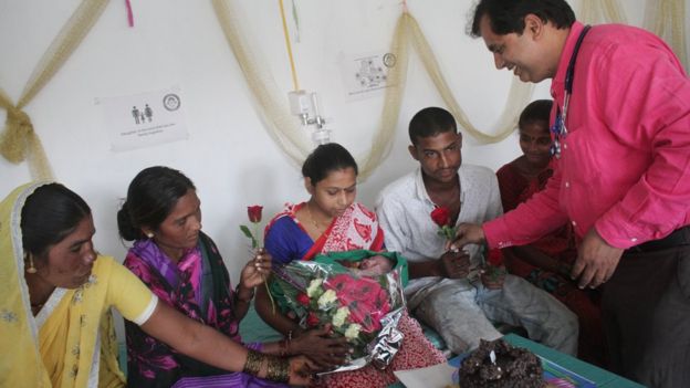 Ganesh Rakh celebra el nacimiento de una niña.