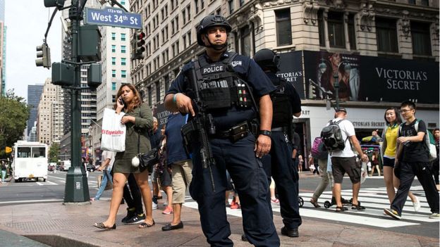 Policías patrullan las calles de Nueva York después de la explosión de una bomba casera en Manhattan.