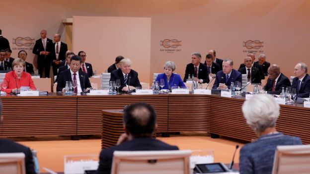 Varios de los líderes del G20 sentados a la mesa.