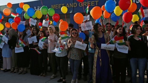 விமான நிலையம் முன்பாகத் திரண்டு பாக்தாதுடன் அமைதியை வலியுறுத்தும் விதமாக பலூன்களை பறக்கவிட்ட செயற்பாட்டாளர்கள்.