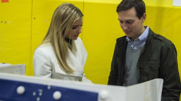 Ivanka Trump y su marido, Jared Kushner, en el centro de votación.