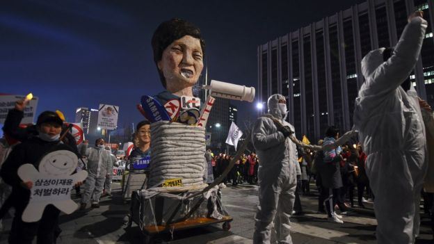 Protesters carry an effigy of South Korea's President Park Geun-hye during a march demanding her resignation in Seoul, 7 January 2017