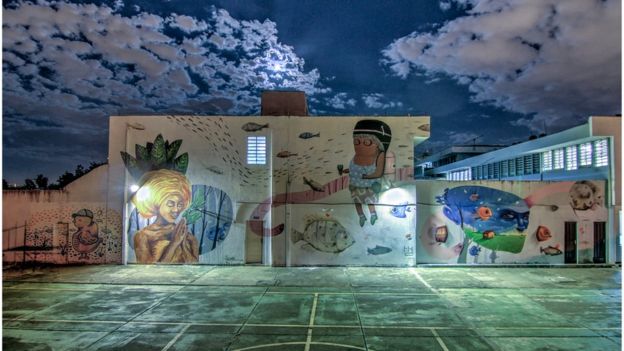Paredes de hospital psiquiátrico após intervenções artísticas