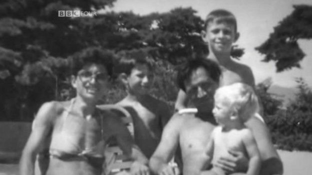 Imagen de James Dresnok y su familia.