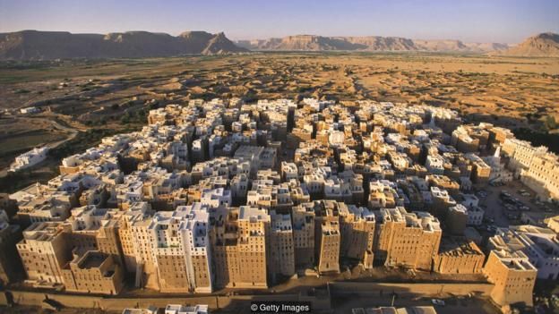 Shibam ở Yemen gồm rải rác các công trình tháp bằng gạch đất xây từ những năm 1500