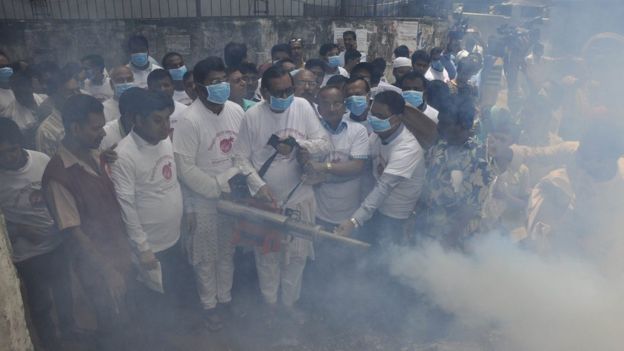 মশার ঔষধ ছিটানোর কাজ চলছে।