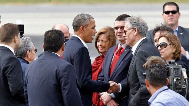 Barack Obama saluda a Jeffrey DeLaurentis en La Habana