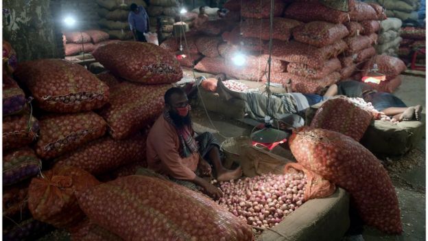 সিটি কর্পোরেশনের বেশ কিছু কাচা বাজারের ভবনও দুর্বল অবস্থায় আছে।