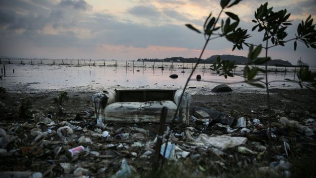 Poluição na Baía de Guanabara em Niterói, Rio de Janeiro