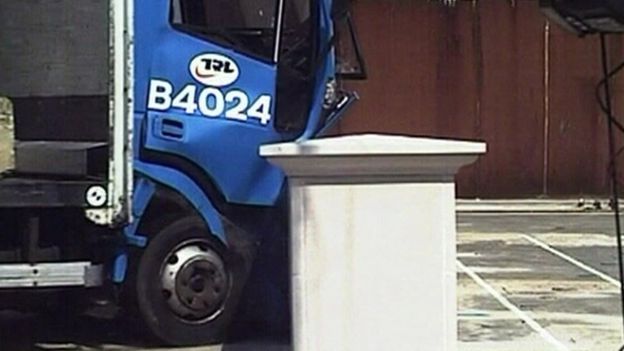 Imagen de una prueba para detener ataques de camión, presenciada por la BBC en 2009.