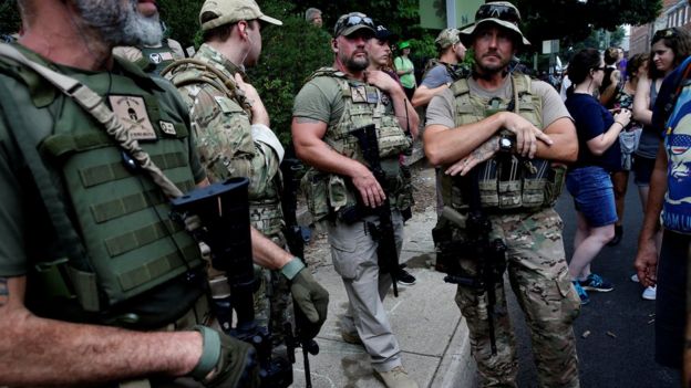 Supremacistas brancos em marcha de extrema-direita em Charlotesville, na Virgínia