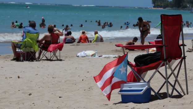 Una playa en Puerto Rico con gente