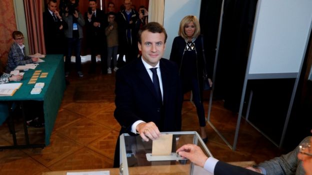 Emmanuel Macron em seção de votação
