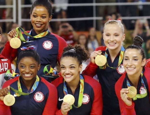 Simone Biles, Gabby Douglas, Laurie Hernandez, Madison Kocian, Alexandra Raisman, posan con sus medallas en los Juegos Olímpicos de Río de Janeiro.
