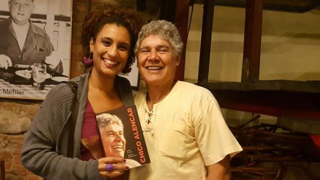 Marielle Franco com Chico Alencar em foto publicada em 4 de abril de 2017 no Facebook da vereadora