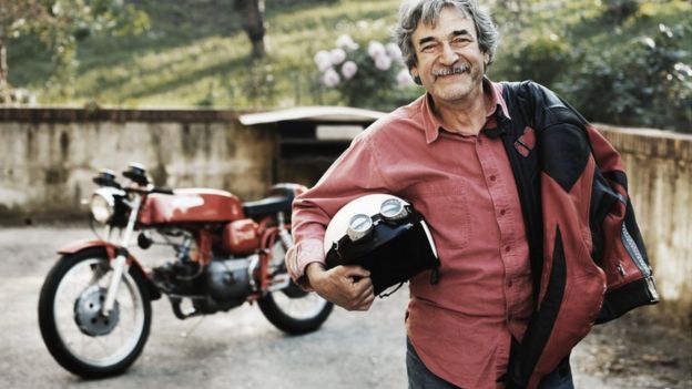 Senhor perto de moto