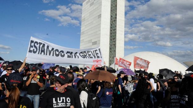 Servidores do Judiciário fazem buzinaço para pressionar os senadores a aprovar proposta que concede reajuste para a categoria em junho de 2015
