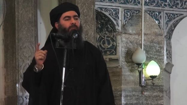 IŞİD'in bir propaganda videosundan alınan bir karede, Ebu Bekir el-Bağdadi olduğu söylenen kişi Musul'da konuşma yapıyor
