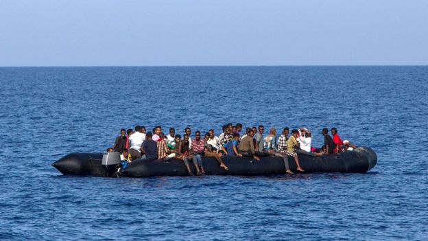 Migrantes en las costas italianas, en el Mediterráneo.