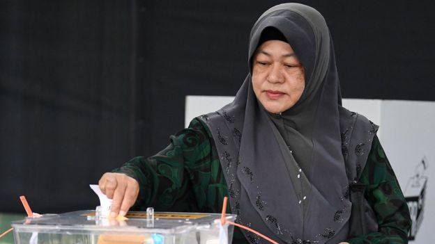 A woman votes in Malaysia's election on 9 May 2018