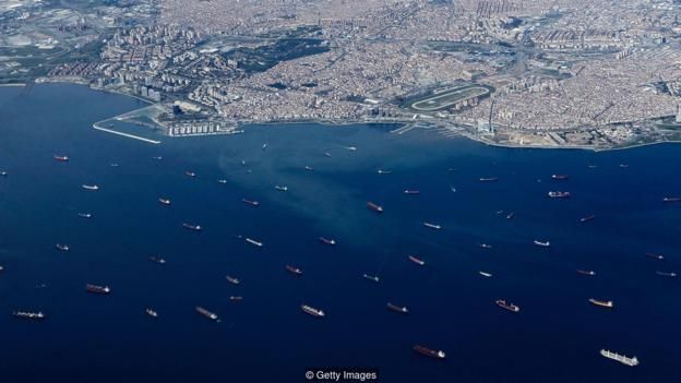 Ở eo biển Bosphorus của Istanbul, việc di chuyển của tàu được kiểm soát chặt chẽ để ngăn ngừa va chạm