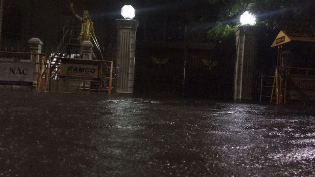 மின் இணைப்பு இல்லை; சாலை எங்கும் வெள்ளம்: நள்ளிரவில் தவித்த சென்னைவாசிகள்