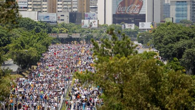 Toma aérea de la marcha opositora