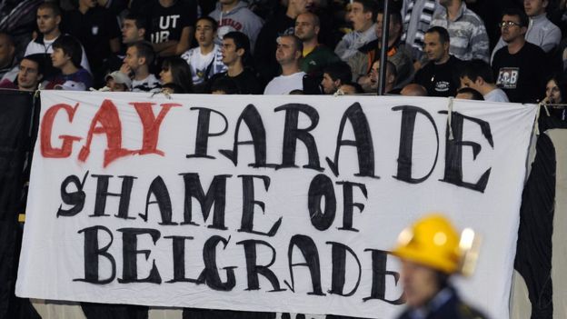 Una pancarta contra el desfile de Orgullo Gay en 2009, desplegada por los hinchas del equipo de fútbol Partizan FC de Belgrado, 17 de septiembre de 2009.