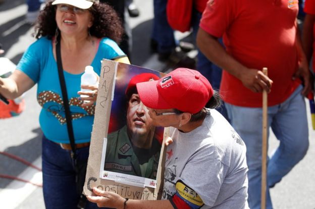 Seguidoras de Chávez con una foto de él