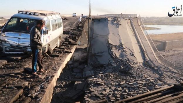 Video footage published by IS-linked Amaq news agency purportedly showing man inspecting damage to Fourth Bridge in Mosul (21 November 2016)