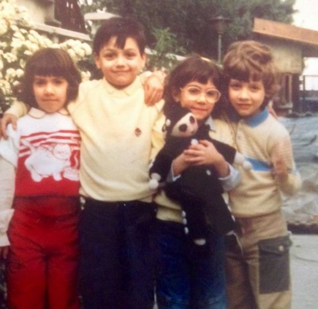 Andrea Mongiardo (el segundo por la izquierda) con sus primos trillizos, Marta, Valentina y Marco, en Milán en 1987.