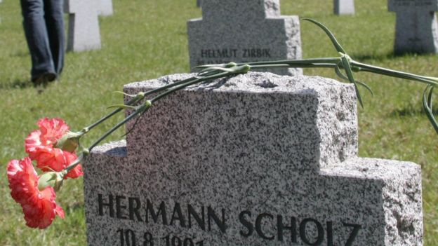 Flores sobre una tumba de un soldado alemán en un cementerio alemán en Moscú.