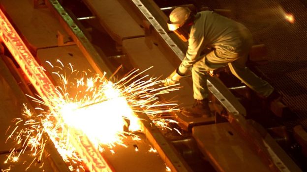 位于加利福尼亚州兰乔库卡蒙加的坦科钢铁小型工厂的一名工人。 2002年10月4日