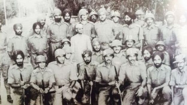 பிரதமர் லால் பகதூர் சாஸ்திரி உடன் டோக்ரி போரில் பங்கேற்ற வீரர்கள். சாஸ்திரிக்கு நேர் பின்னே நிற்பவர் கர்னல் ஹெட்