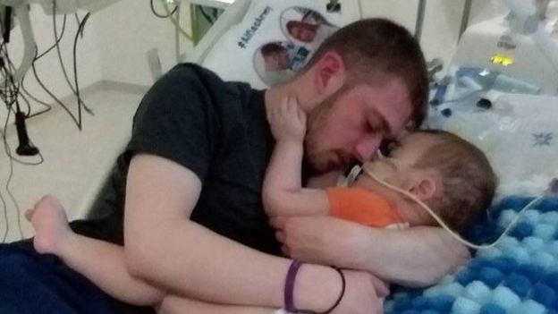 Tom Evans con su hijo Alfie en la cama del hospital