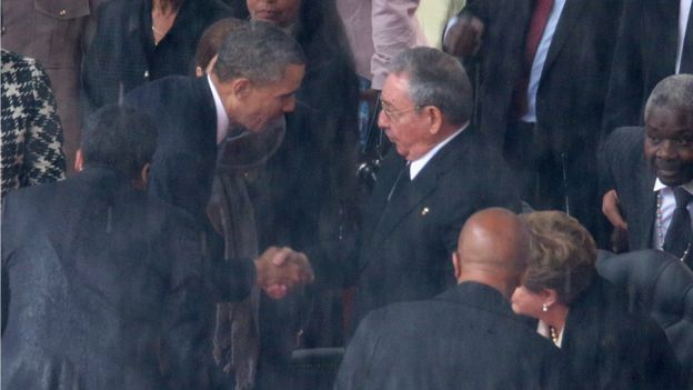 奧巴馬與古巴總統卡斯特羅握手，2013年