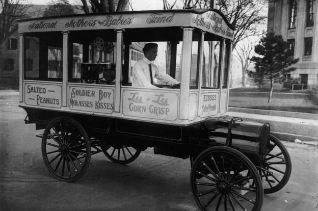 Un carrito de palomitas de maíz a principios del siglo XX.