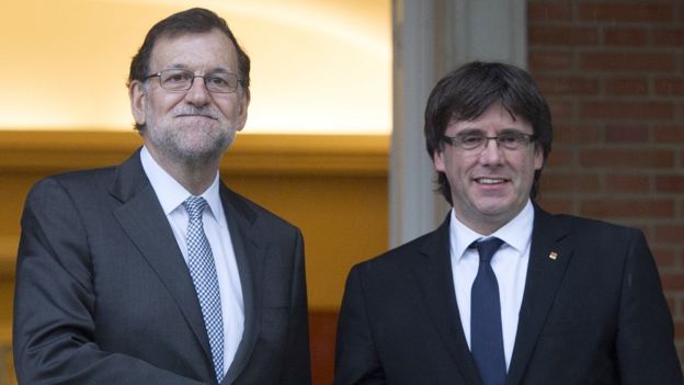 El presidente del gobierno español, Mariano Rajoy, y el presidente de Cataluña, Carles Puigdemont.