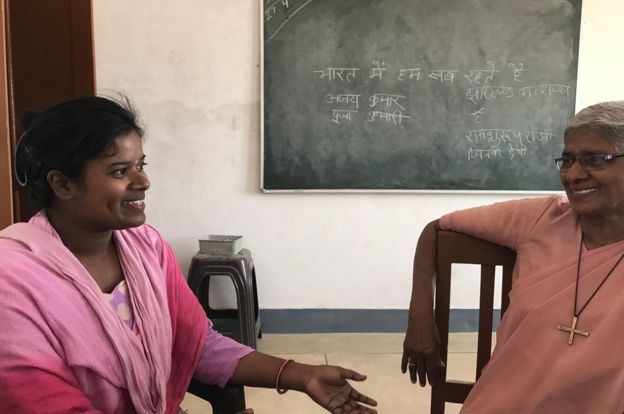 स्कूल में बच्चों की काउंसिलिंग करने वाली शिक्षिका डेजी पुष्पा और सिस्टर ब्रिटो