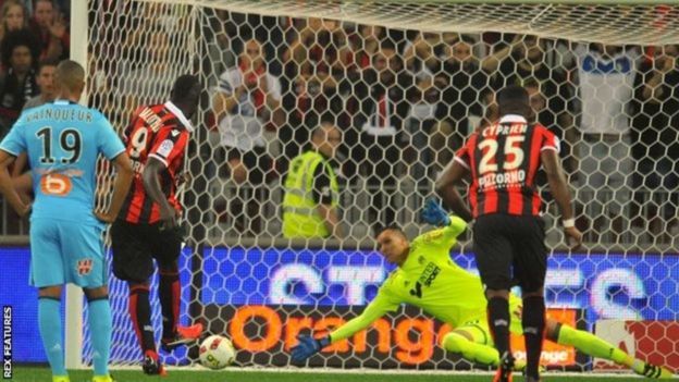 Balotelli akifunga bao la kwanza katika klabu ya Nice