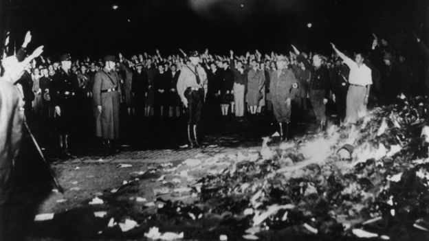 Quema de libros en 1933 en la Alemania nazi