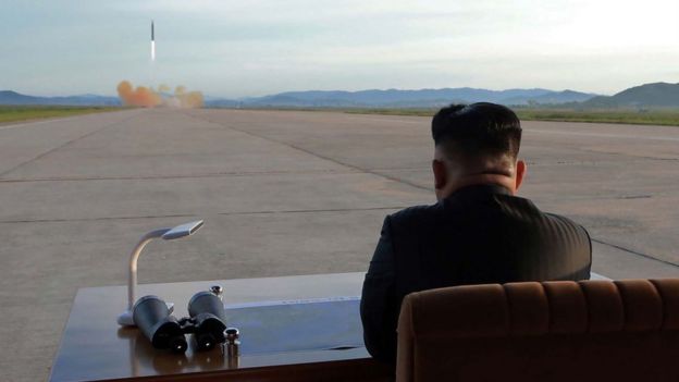 El líder norcoreano Kim Jong Un observa un lanzamiento de misiles.