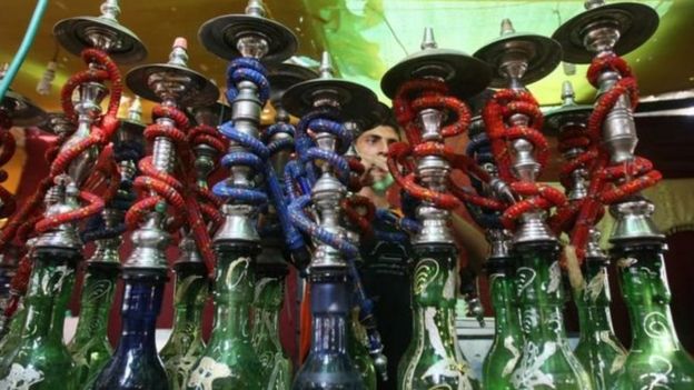 Shisha hushirikisha bidhaa za tumbaku ambazo hutiwa ladha na huvutwa kwa kutumia mirija kadhaa ilio na maji ambayo moshi wake hupitia kabla ya kumfikia mvutaji.