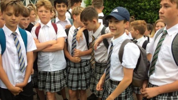 குட்டை பாவாடையில் மாணவர்கள்