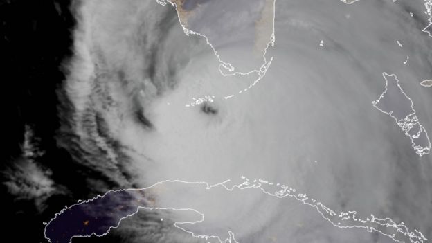 El ojo del huracán Irma a punto de impactar los cayos de Florida