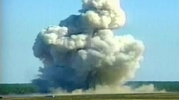 الجيش الأمريكي يسقط أكبر قنبلة غير نووية لأول مرة ضد تنظيم الدولة الإسلامية في أفغانستان _95636787_de27-1